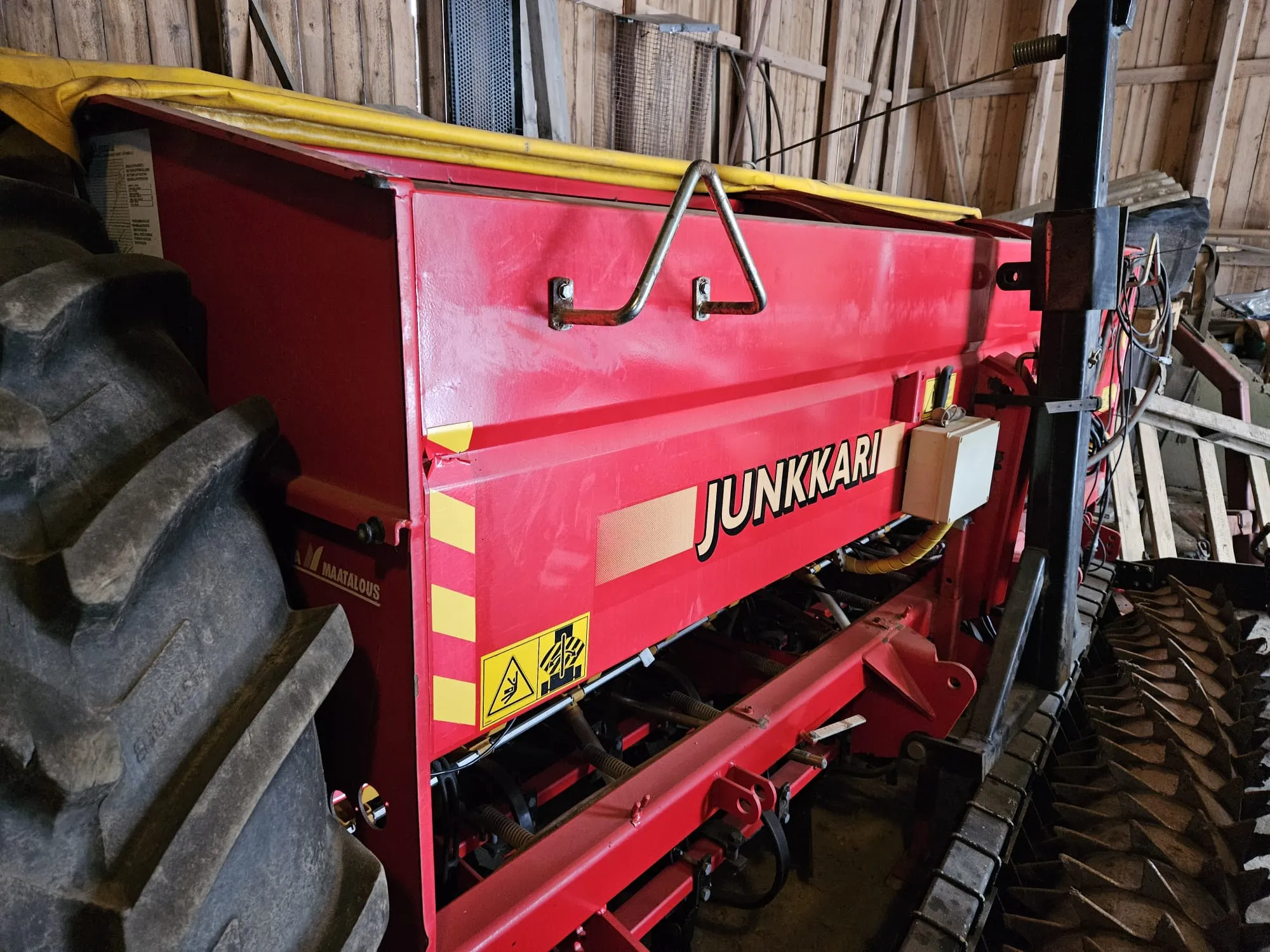 Junkkari Simulta 3000T / kylvölannoitin kiekkovantaat takana