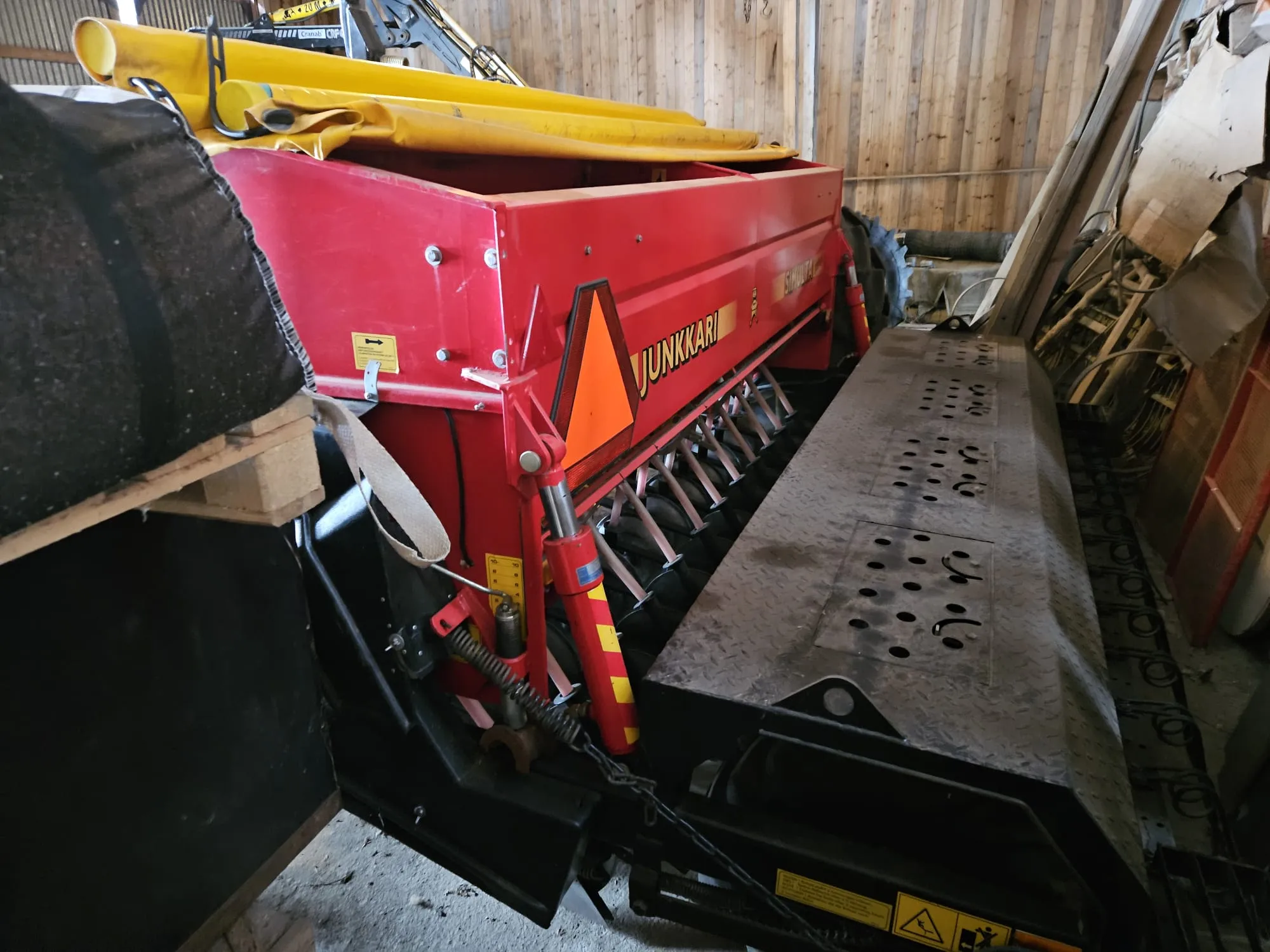 Junkkari Simulta 3000T / kylvölannoitin kiekkovantaat takana