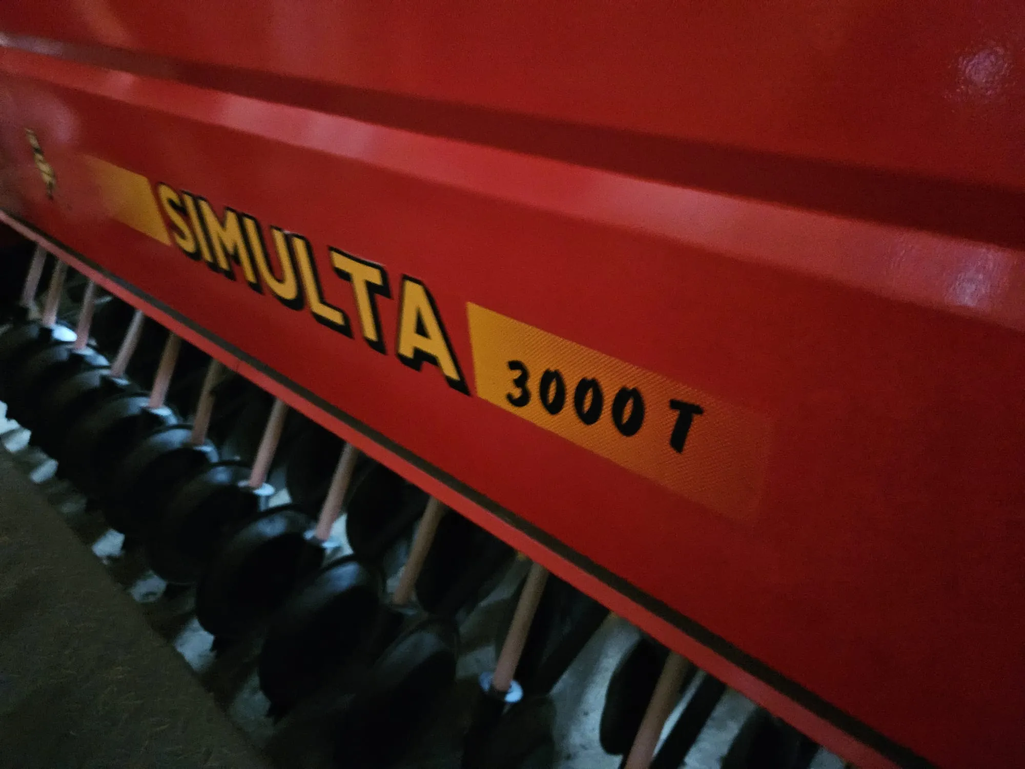 Junkkari Simulta 3000T / kylvölannoitin kiekkovantaat takana