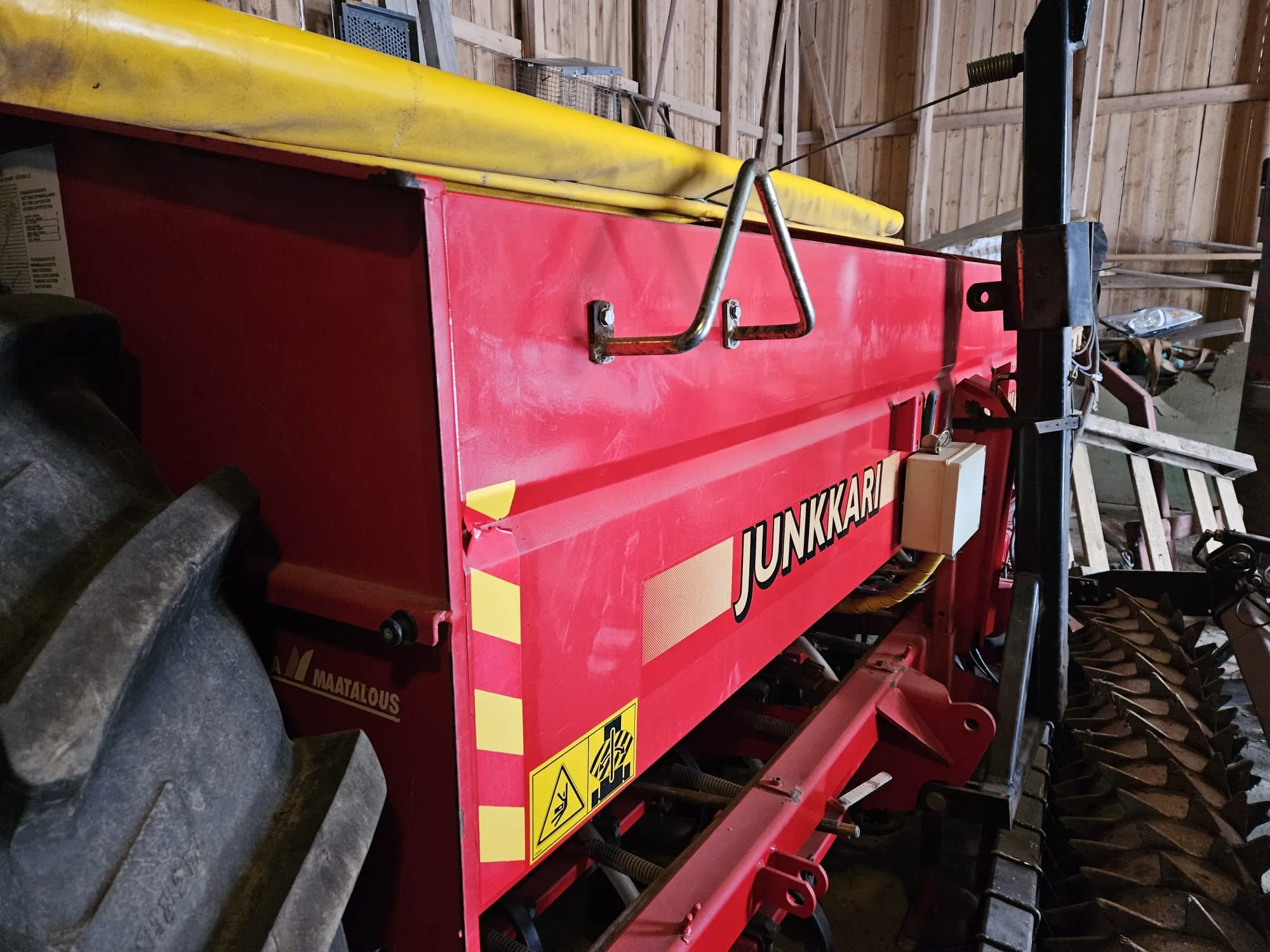Junkkari Simulta 3000T / kylvölannoitin kiekkovantaat takana
