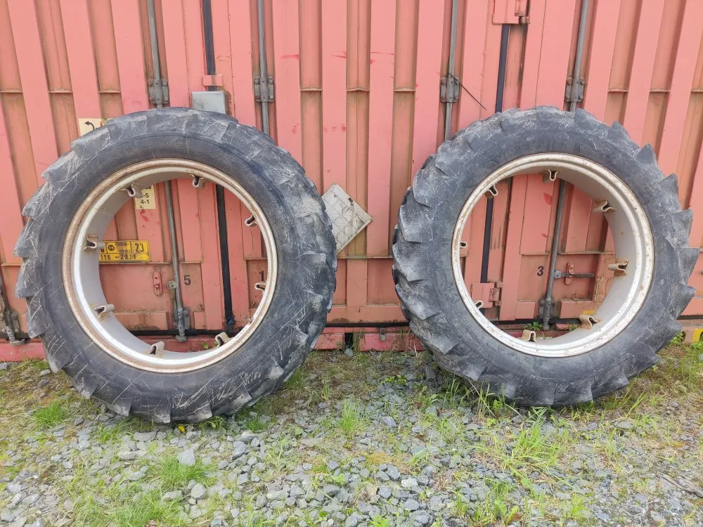 Traktorin renkaat 13.6x36 vannekehillä /