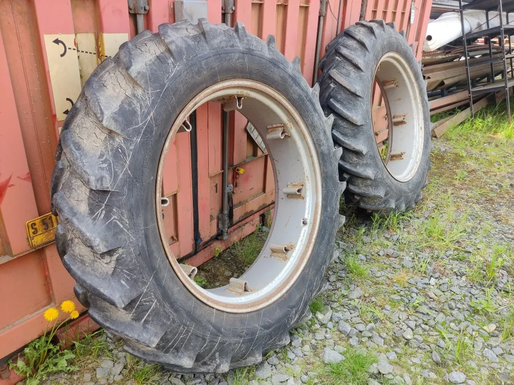 Traktorin renkaat 13.6x36 vannekehillä /