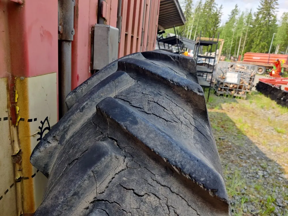 Traktorin renkaat 13.6x36 vannekehillä /