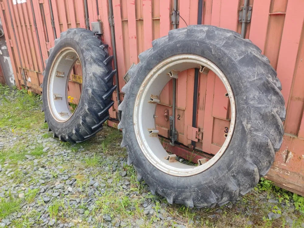 Traktorin renkaat 13.6x36 vannekehillä /