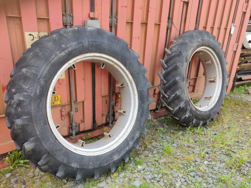 Traktorin renkaat 13.6x36 vannekehillä /