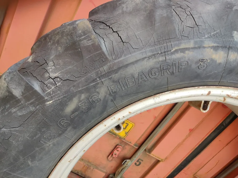 Traktorin renkaat 13.6x36 vannekehillä /