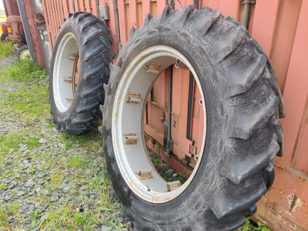 Traktorin renkaat 13.6x36 vannekehillä /