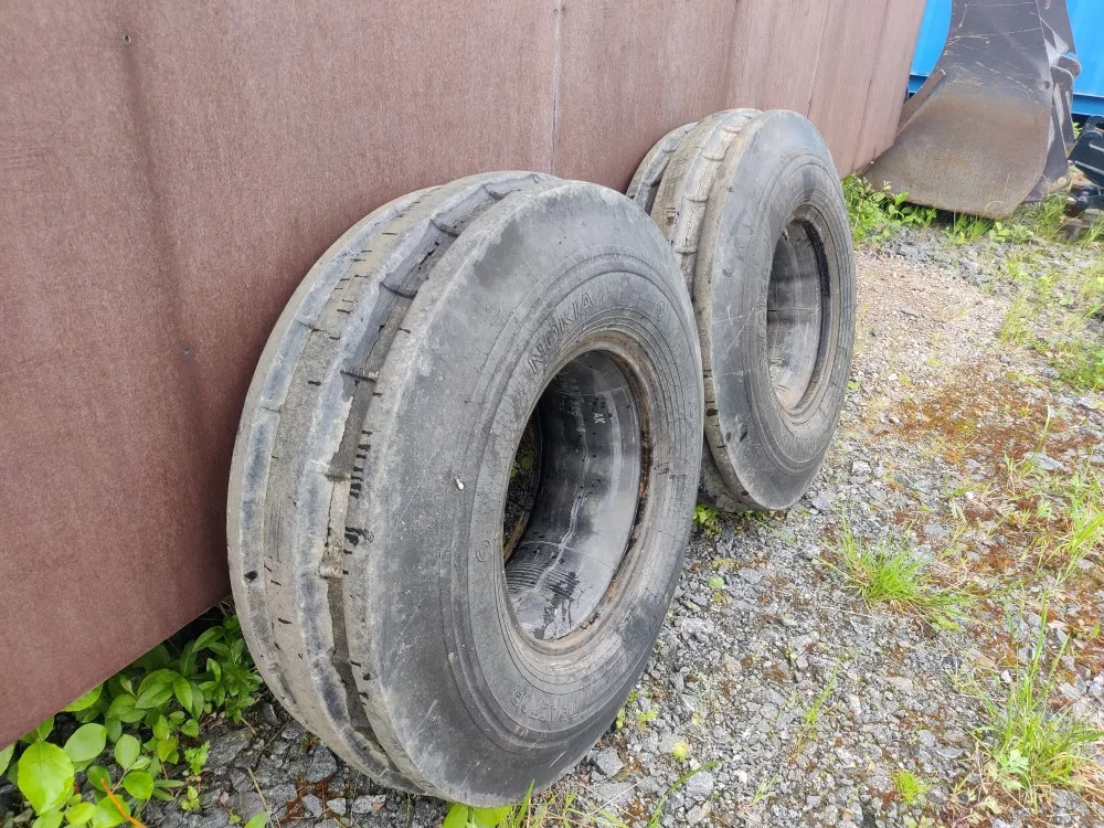 Traktorin eturenkaat 2kpl / Rengaskoko 10.00-16