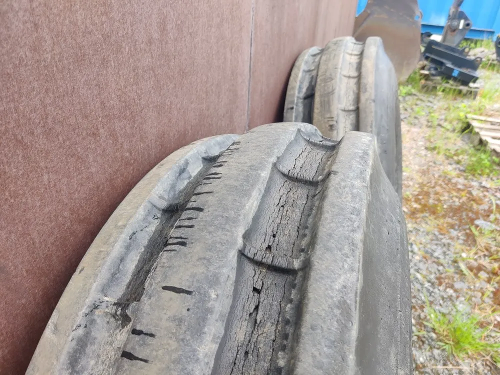 Traktorin eturenkaat 2kpl / Rengaskoko 10.00-16