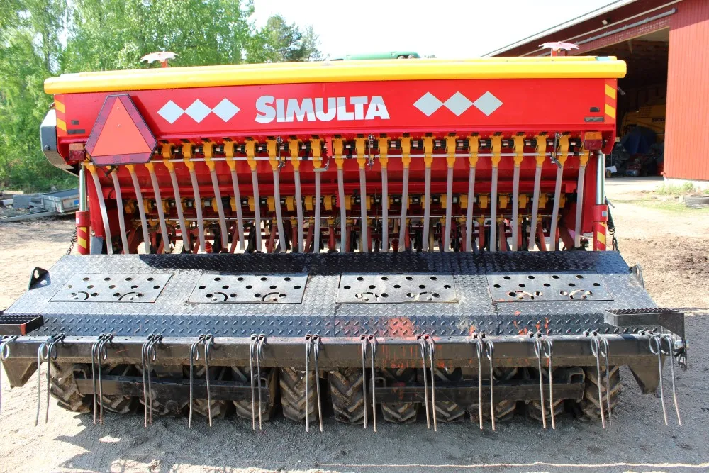 Simulta-Junkkari 3000T - Siisti! / Heinänsiemenlaite ja kiekkovantaat takana