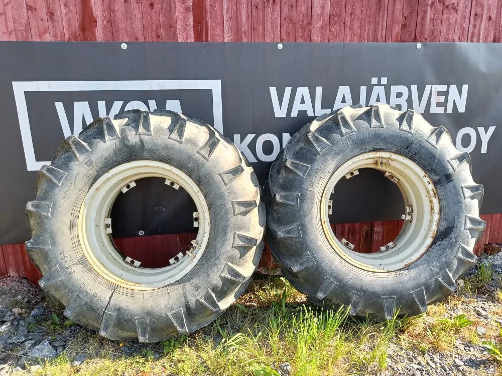 Renkaat 16.9x26 Sampo 410 vanteilla /