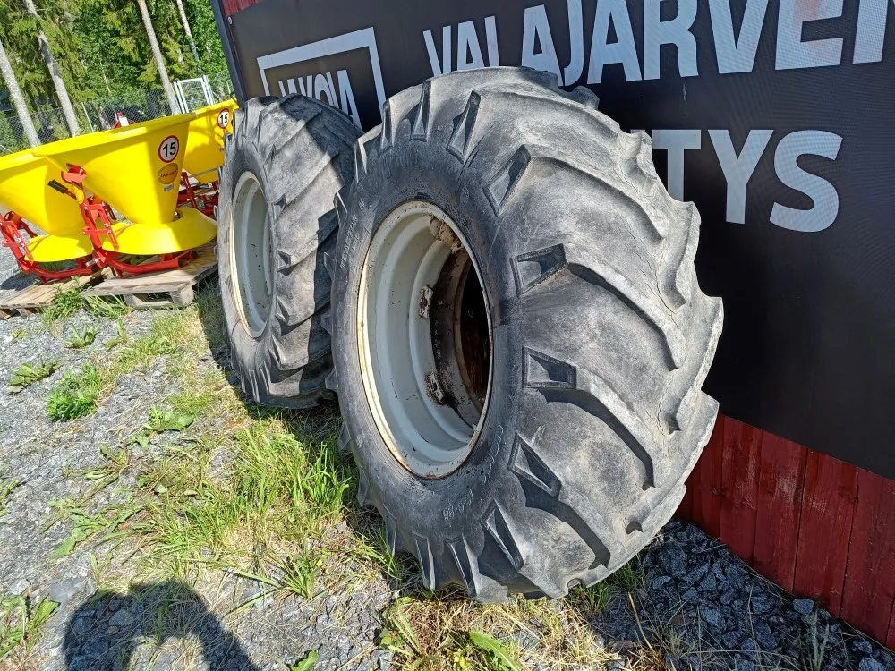 Renkaat 16.9x26 Sampo 410 vanteilla /