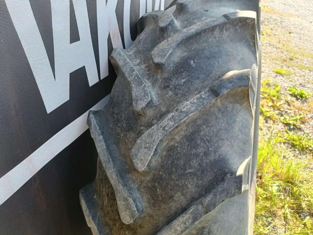 Renkaat 16.9x26 Sampo 410 vanteilla /