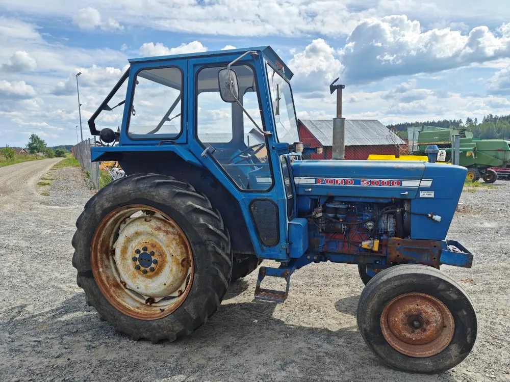 Ford 5000 traktori alkuperäiskuntoinen / Hara hytillä ja paljon hydrauliikkaa!