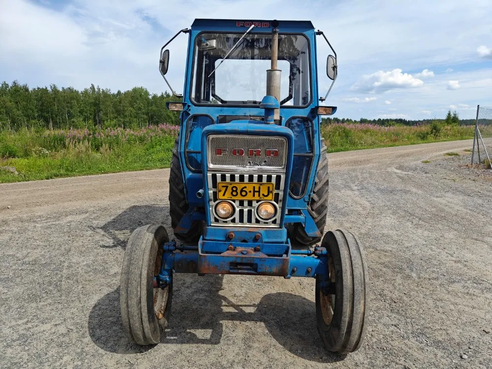 Ford 5000 traktori alkuperäiskuntoinen / Hara hytillä ja paljon hydrauliikkaa!