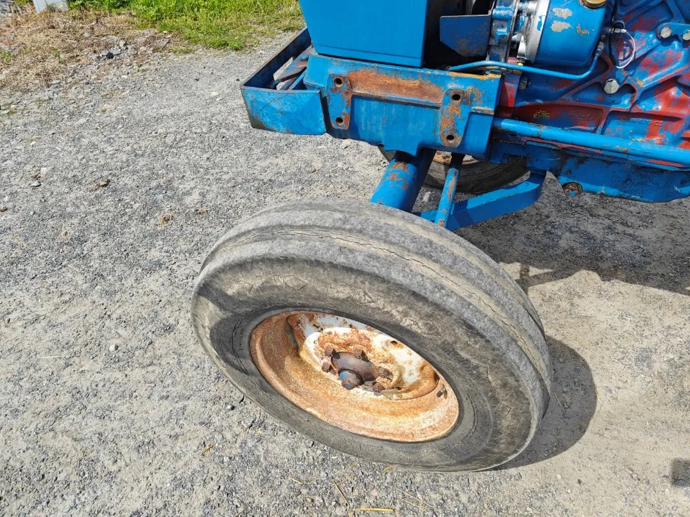 Ford 5000 traktori alkuperäiskuntoinen / Hara hytillä ja paljon hydrauliikkaa!