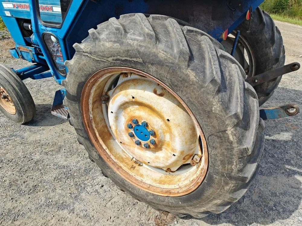 Ford 5000 traktori alkuperäiskuntoinen / Hara hytillä ja paljon hydrauliikkaa!