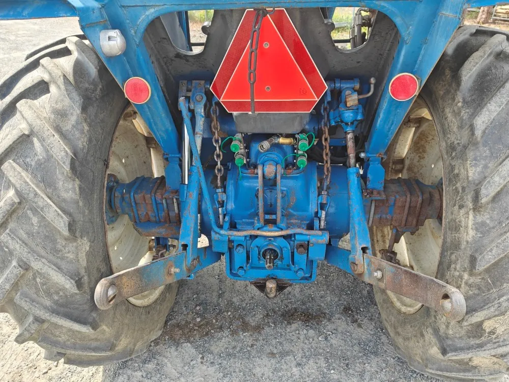 Ford 5000 traktori alkuperäiskuntoinen / Hara hytillä ja paljon hydrauliikkaa!