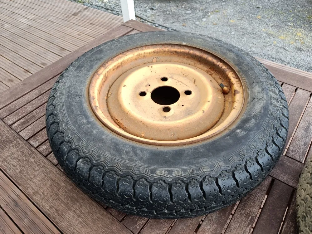Renkaat 165SR15 vanteilla 2 kpl / Heywang paalaimesta