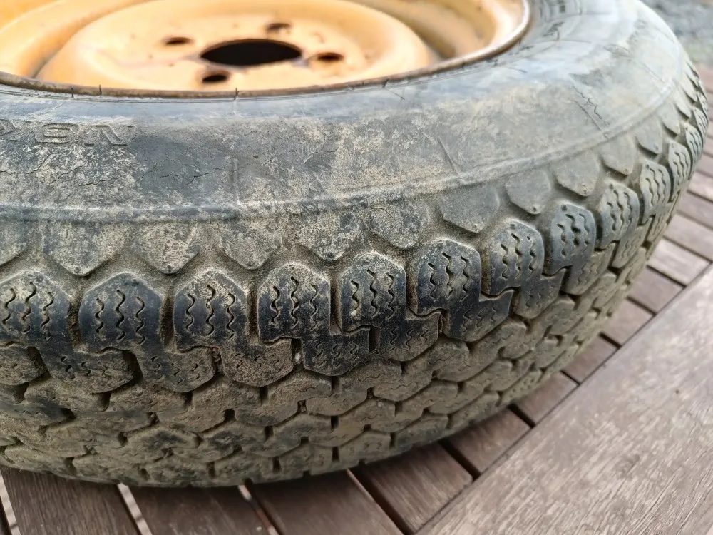 Renkaat 165SR15 vanteilla 2 kpl / Heywang paalaimesta