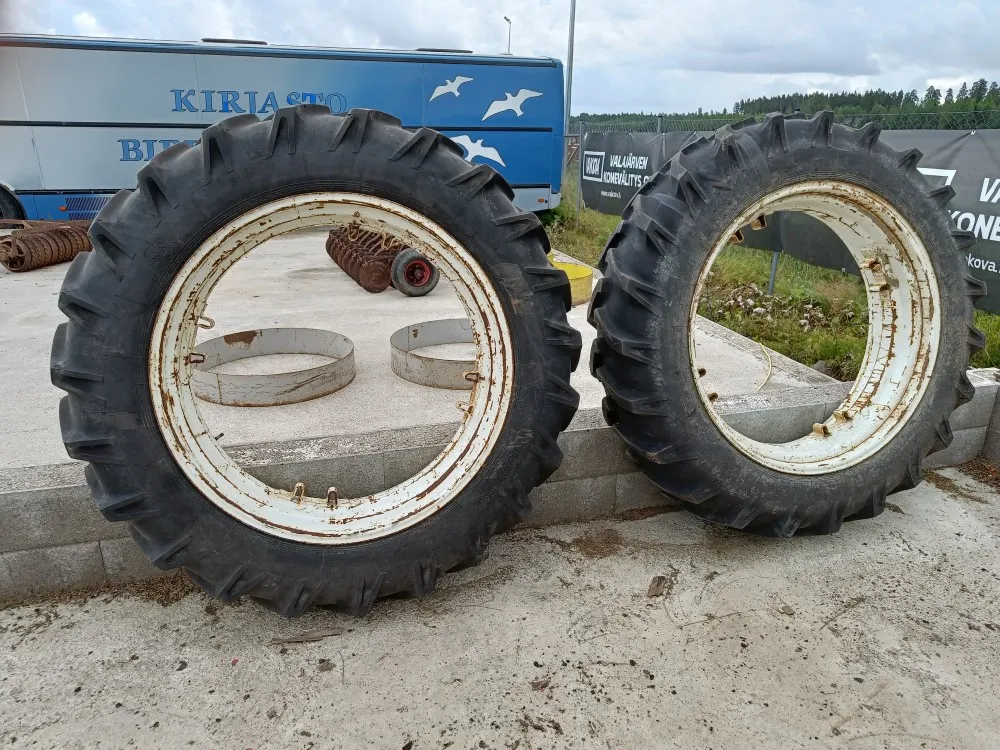 Traktorin renkaat 13.6/12x38 vannekehillä / Pintaa hyvin!