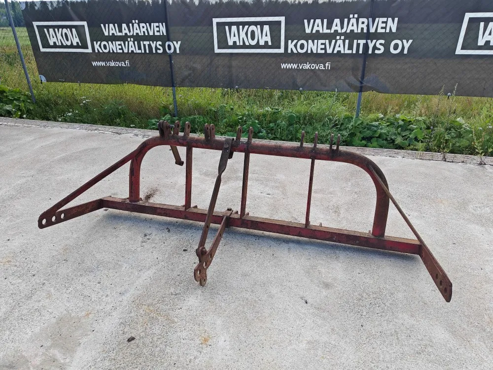 Syrjäkyntölaite traktoriin /