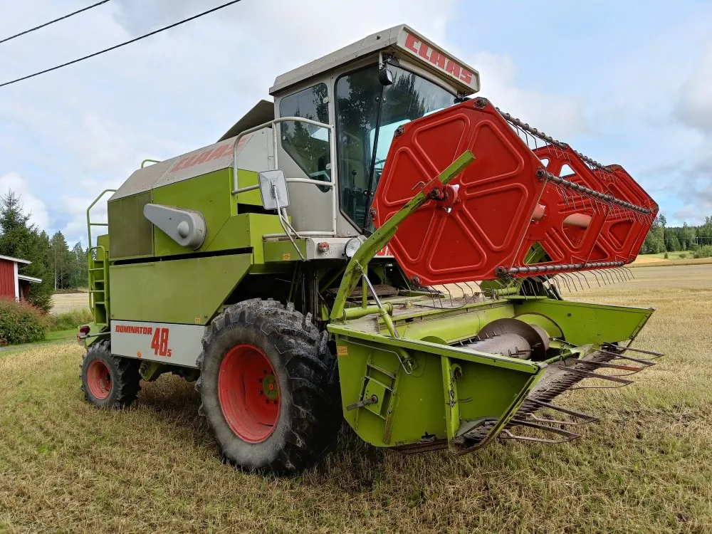 Claas Dominator 48S leikkuupuimuri / Hydraulisella torvella