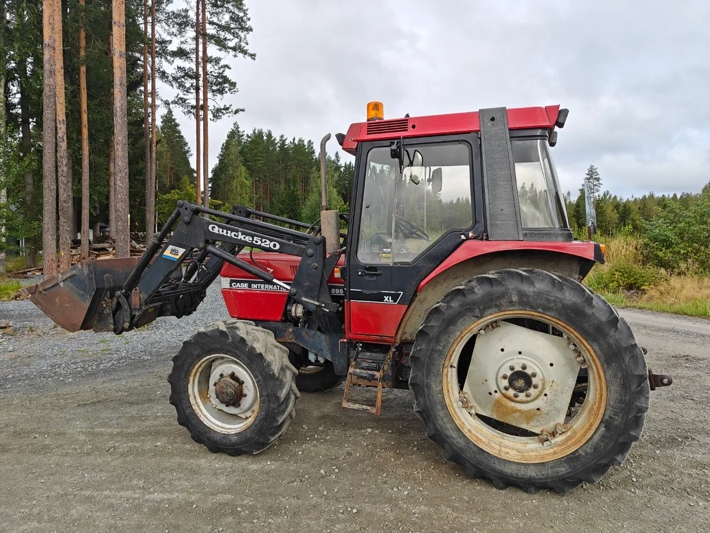 Case 895XL etukuormaajalla / Suunnanvaihtajalla, katso video!