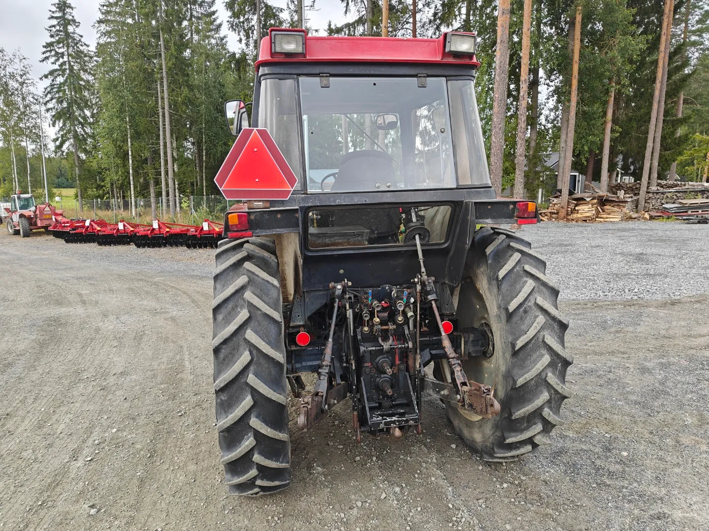 Case 895XL etukuormaajalla / Suunnanvaihtajalla, katso video!
