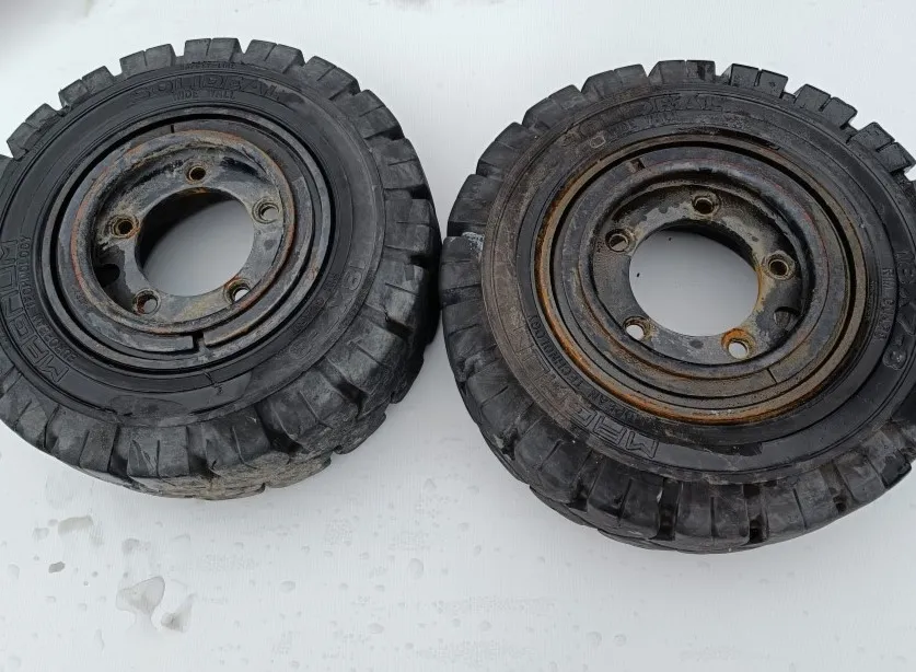 Trukin renkaat 2 kpl 18x7-8 vanteilla /