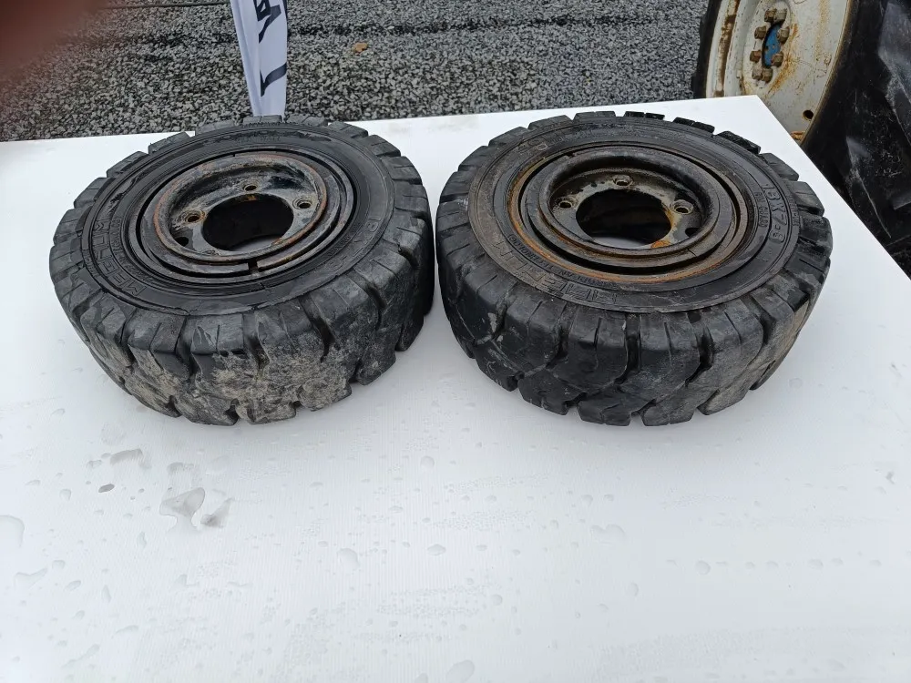Trukin renkaat 2 kpl 18x7-8 vanteilla /