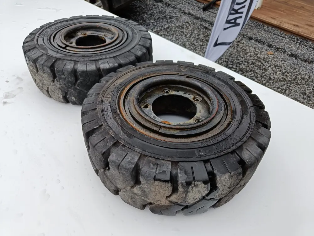 Trukin renkaat 2 kpl 18x7-8 vanteilla /