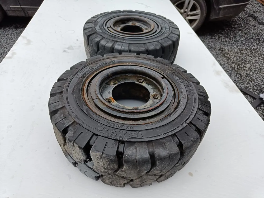 Trukin renkaat 2 kpl 18x7-8 vanteilla /