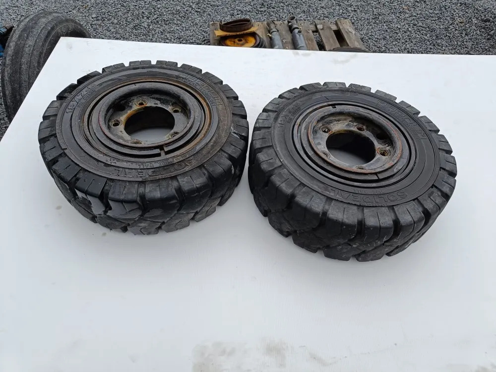 Trukin renkaat 2 kpl 18x7-8 vanteilla /