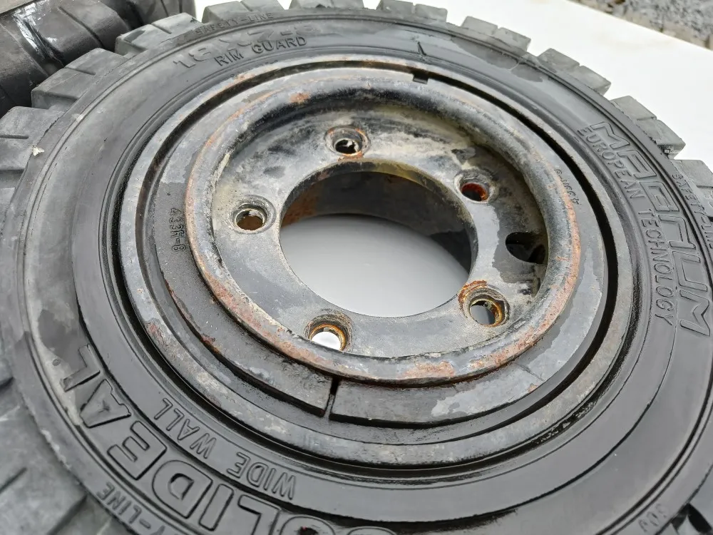 Trukin renkaat 2 kpl 18x7-8 vanteilla /
