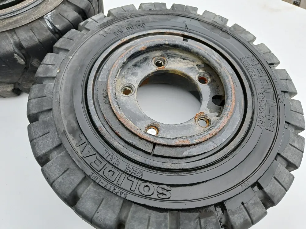 Trukin renkaat 2 kpl 18x7-8 vanteilla /