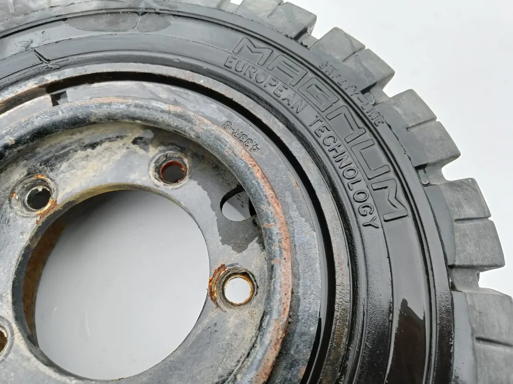 Trukin renkaat 2 kpl 18x7-8 vanteilla /