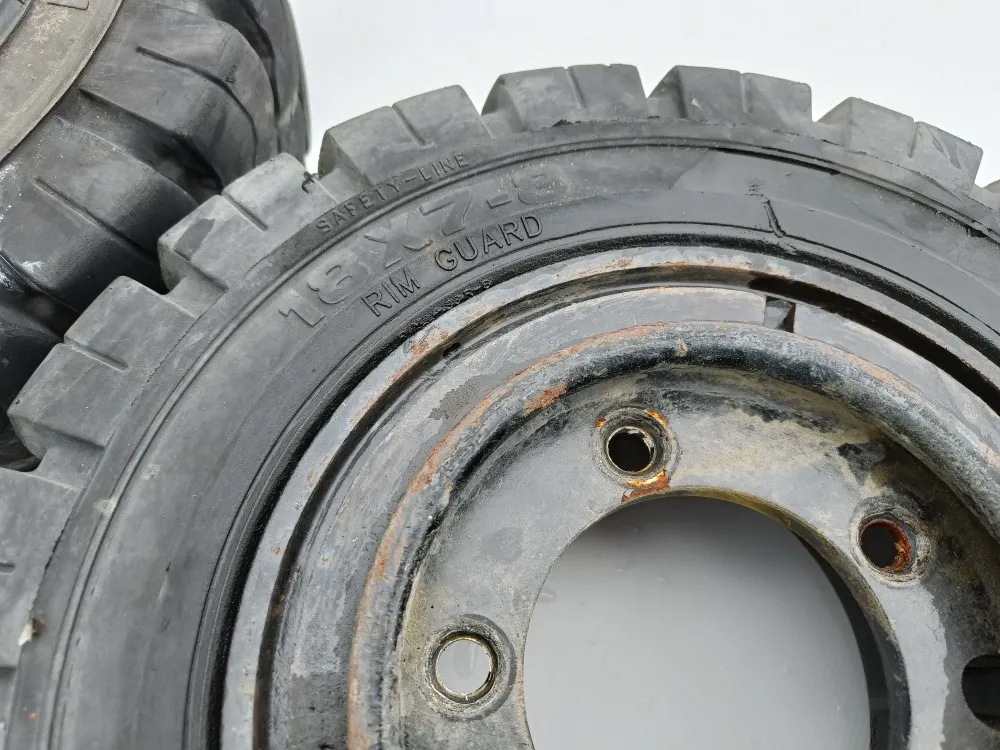 Trukin renkaat 2 kpl 18x7-8 vanteilla /