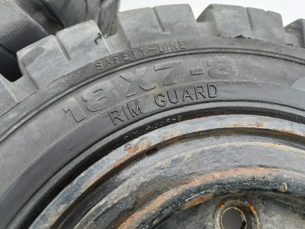 Trukin renkaat 2 kpl 18x7-8 vanteilla /