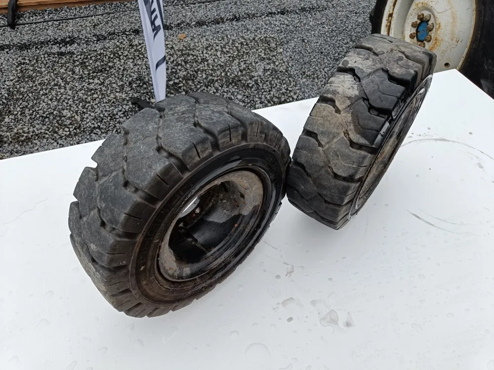 Trukin renkaat 2 kpl 18x7-8 vanteilla /