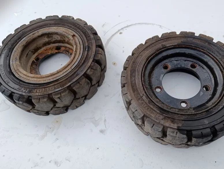 Trukin renkaat 2 kpl 15x4.5-8 vanteilla /