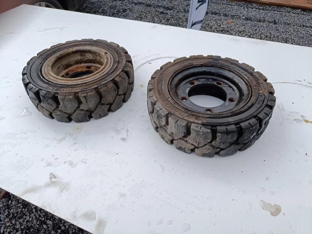 Trukin renkaat 2 kpl 15x4.5-8 vanteilla /