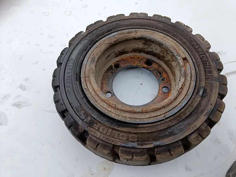 Trukin renkaat 2 kpl 15x4.5-8 vanteilla /