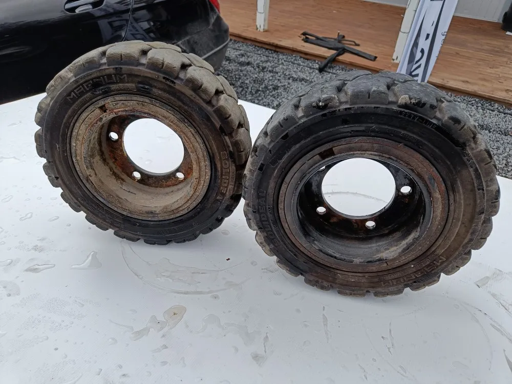 Trukin renkaat 2 kpl 15x4.5-8 vanteilla /