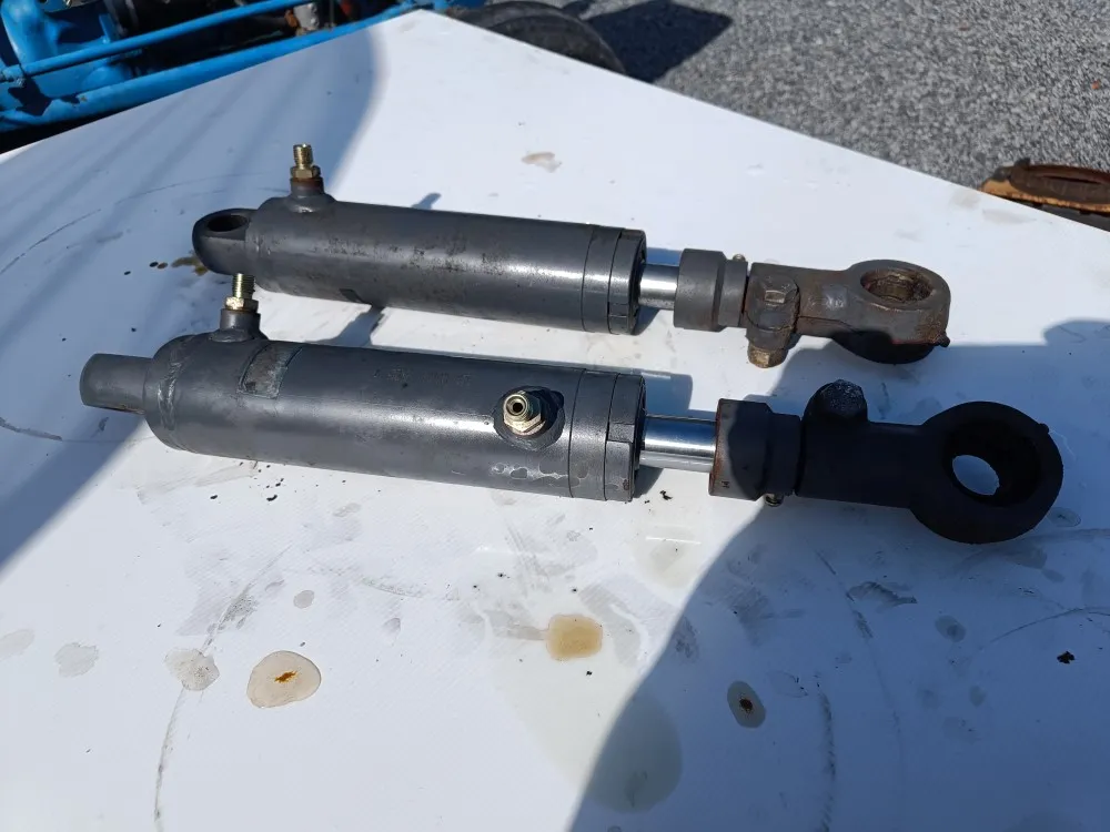 Hydraulisylinterit 2 kpl / trukin kallistuksesta