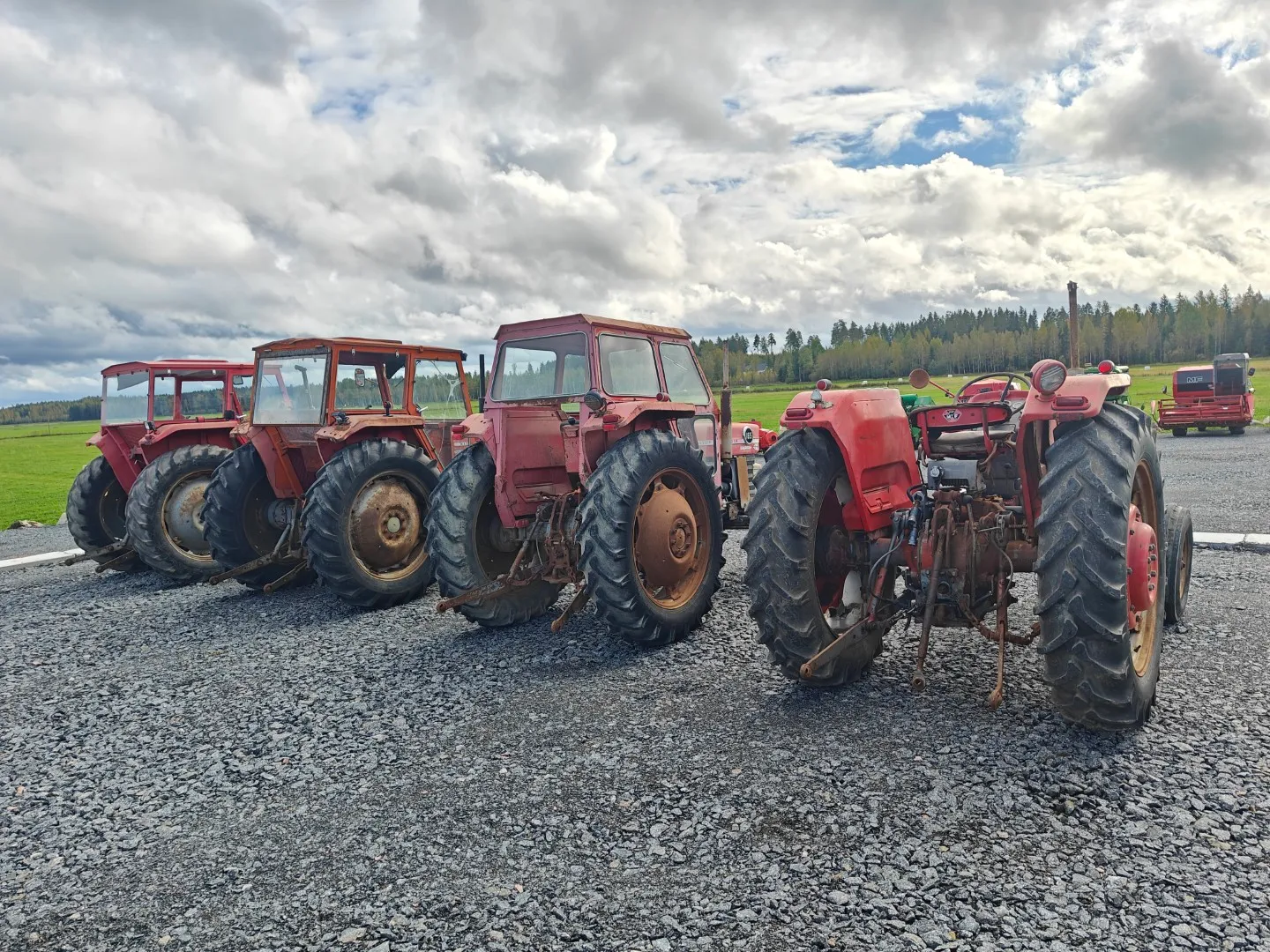 Massey Ferguson 165, 165S ja 175 traktoreita /
