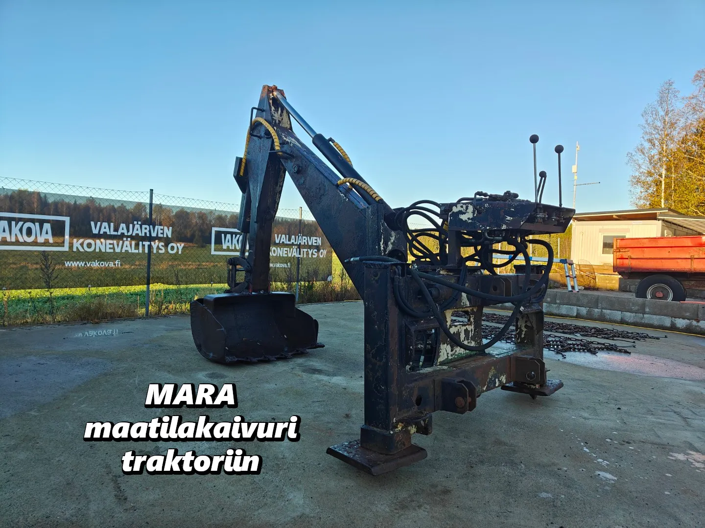 Mara maatilakaivuri traktoriin / Kahdella kauhalla - Katso video!