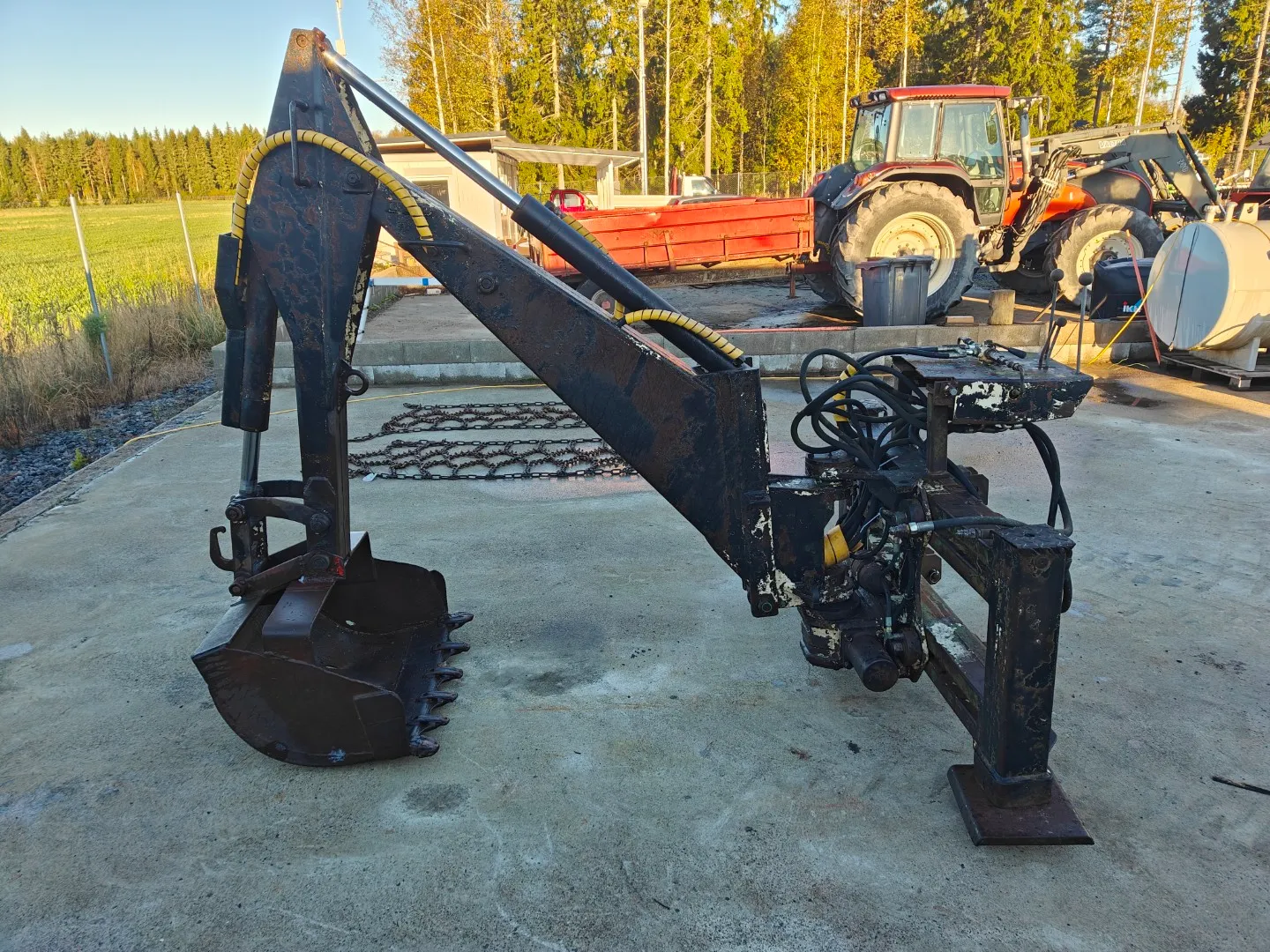 Mara maatilakaivuri traktoriin / Kahdella kauhalla - Katso video!
