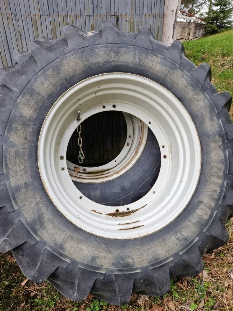 Paripyöräsarja 20.8x38 ja 16.9x28 / Michelin renkailla ja Valtra vanteilla