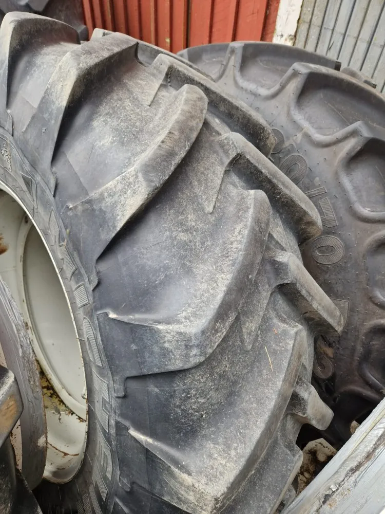 Paripyöräsarja 20.8x38 ja 16.9x28 / Michelin renkailla ja Valtra vanteilla
